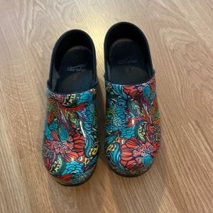 Dansko clogs multi colored. Worn 2 times. Excellent condition, size 37.